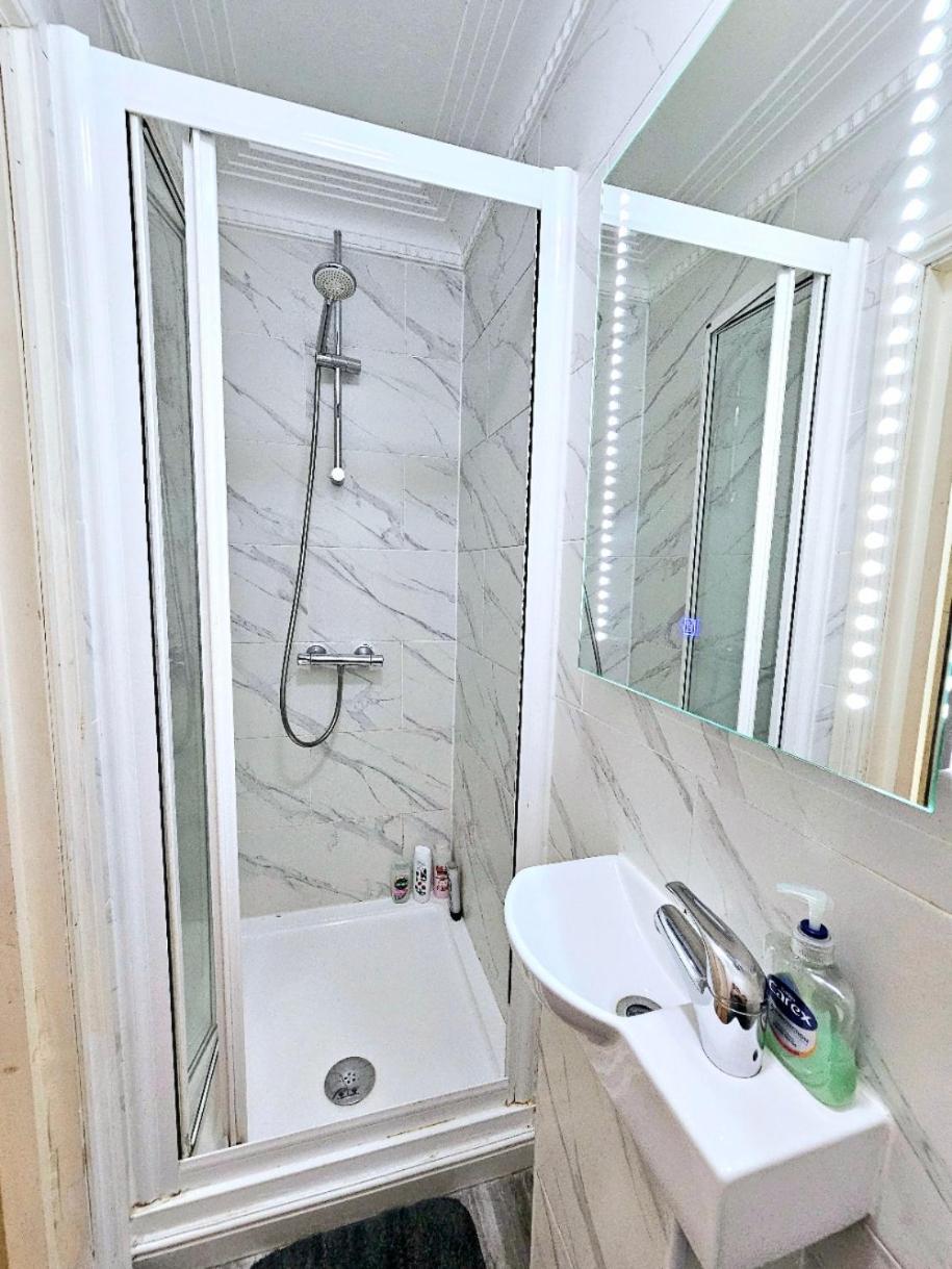 Spacious & Cosy 2 Bedroom Home Plus 2 Sofa-Beds With Private Entrance And Back Patio, 3 Min Walk To Earl'S Court Station London Eksteriør bilde