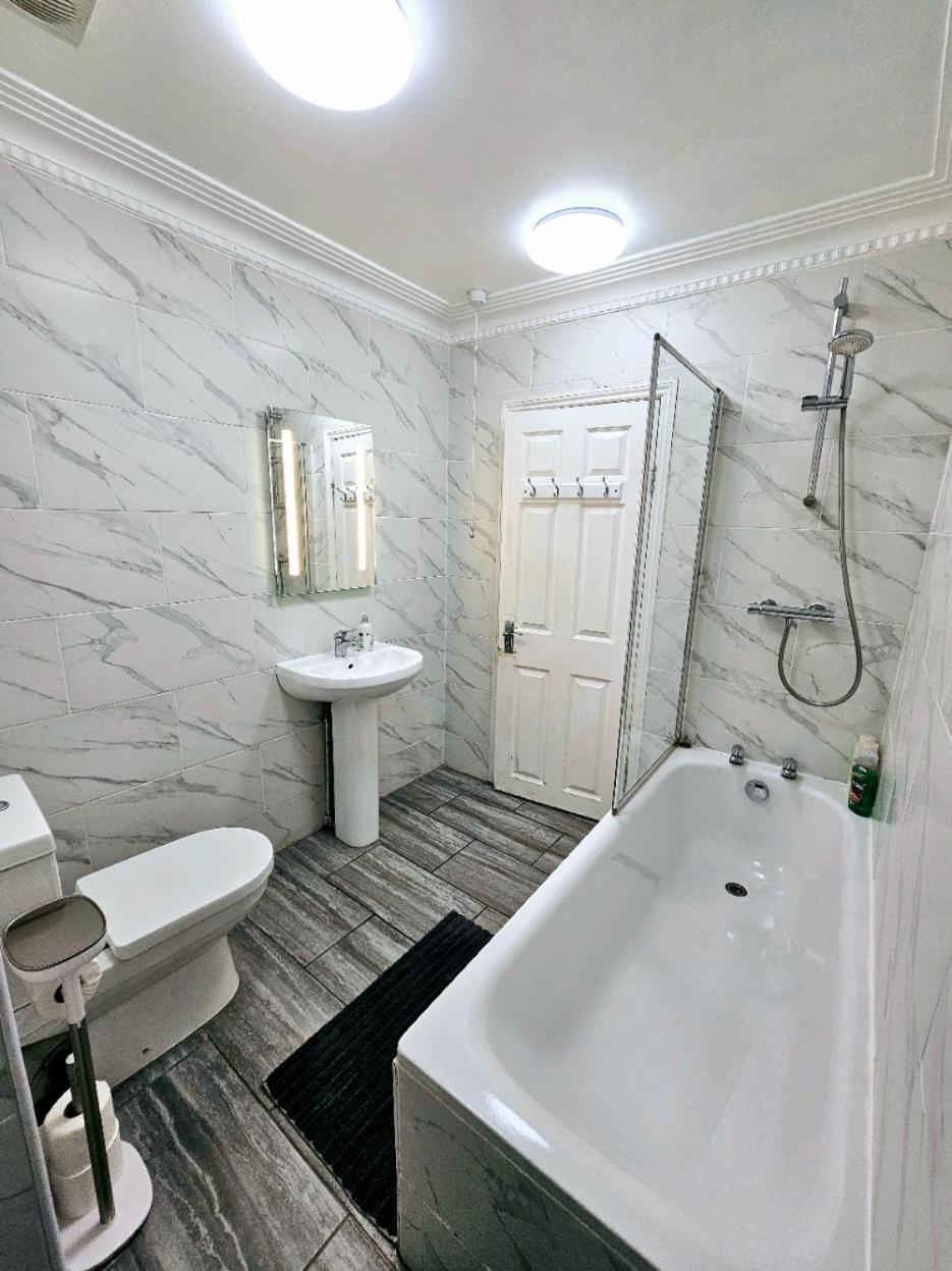 Spacious & Cosy 2 Bedroom Home Plus 2 Sofa-Beds With Private Entrance And Back Patio, 3 Min Walk To Earl'S Court Station London Eksteriør bilde